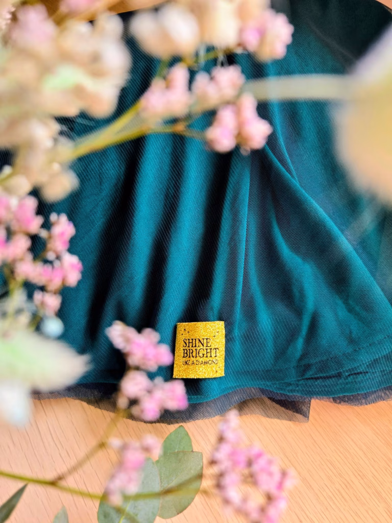 Jupe en tulle vert émeraude avec l'étiquette dorée "Shine Bright like a diamond"