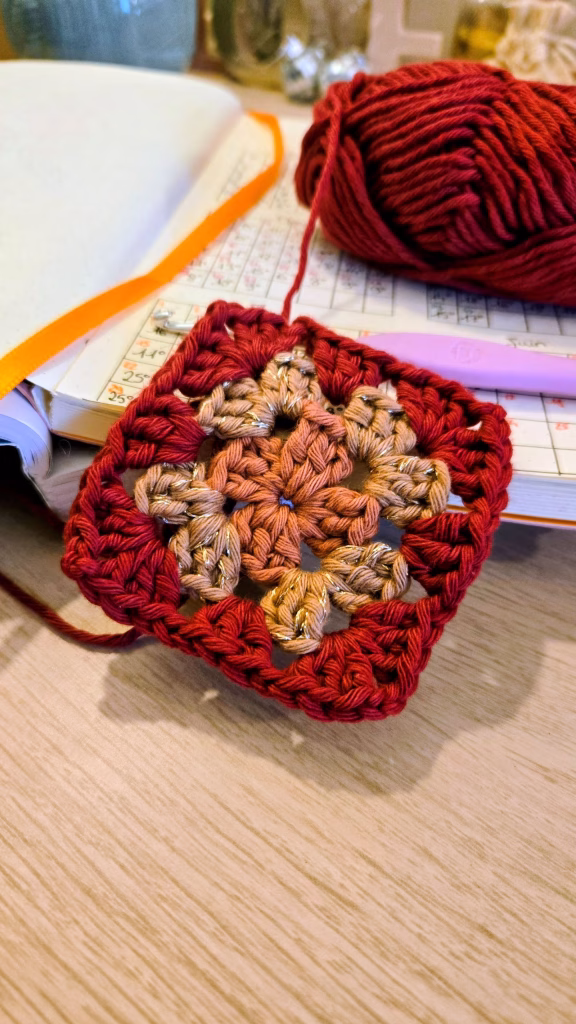 Granny square en cours, rouille, amande et rouge bordeaux.