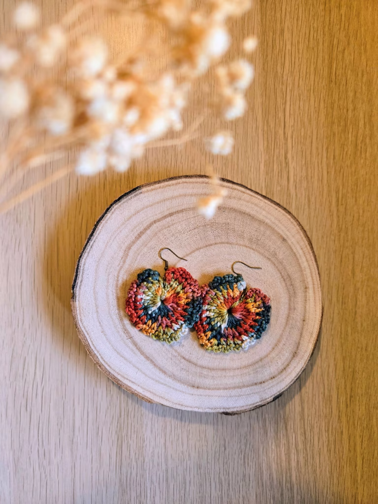 Boucle d'oreille en forme de coeur, laine autorayante multicolore dans des tons automnales.
