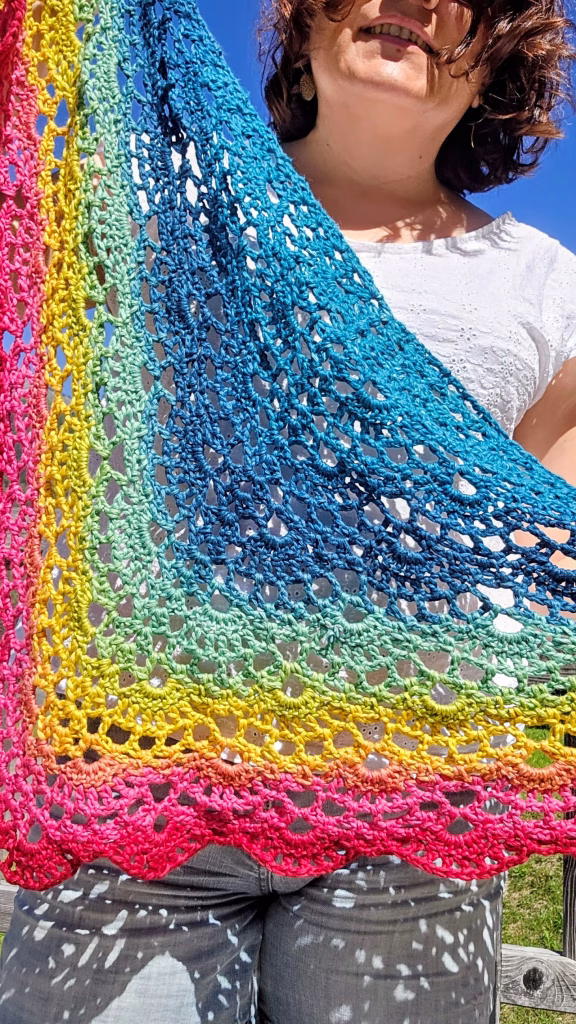 Châle en crochet couleur arc-en-ciel bleu, vert d'eau, vert pomme, jaune, orange, rose, rouge.