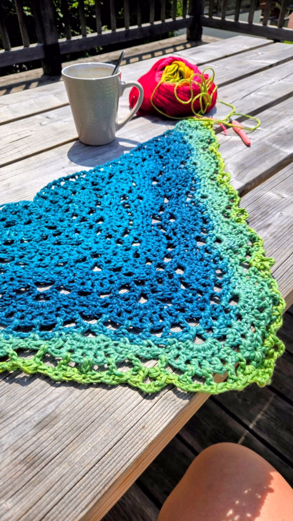 Châle en crochet couleur arc-en-ciel, détail du bleu, vert d'eau puis vert pomme.