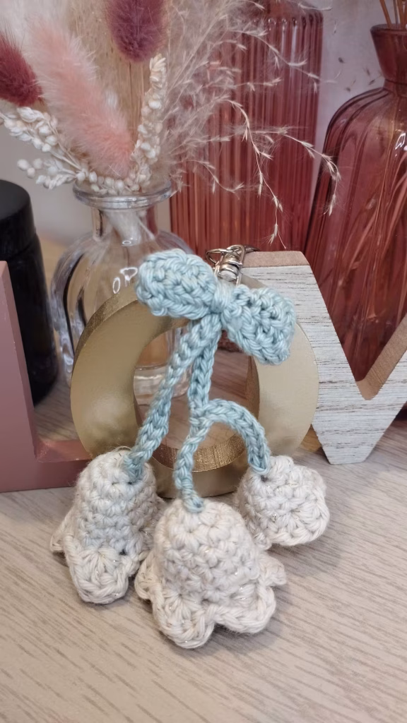 Porte clé avec muguet en crochet.