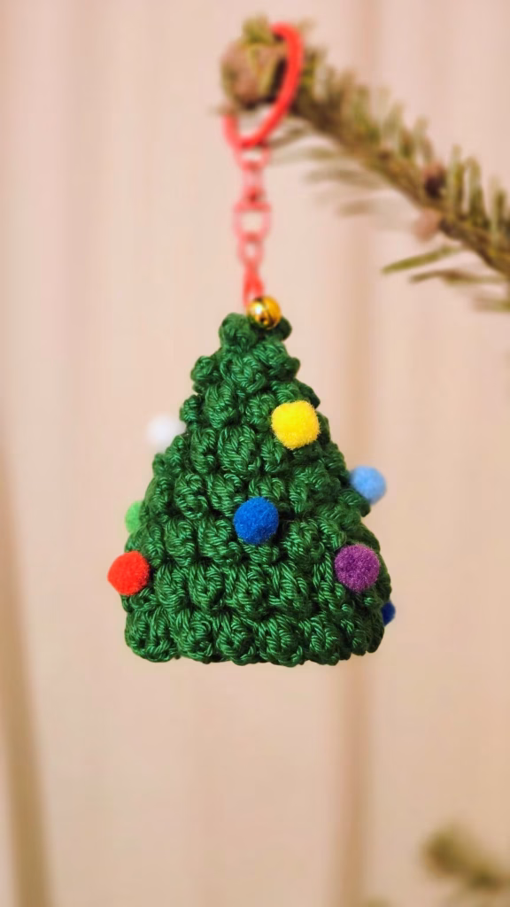 Porte clé sapin en crochet avec des pompons colorés.