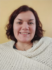 Châle couleur naturel posé sur les épaules, photo de face, souriante.