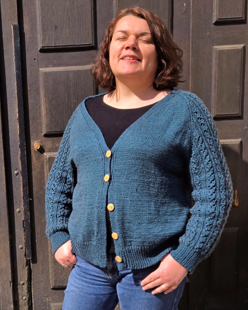 Je suis sereine face au soleil, je porte mon gilet vert en jersey avec des manches en dentelle.
