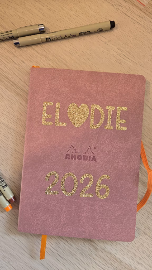 Agenda rose avec thermocollant à paillette doré "Elodie 2026"
